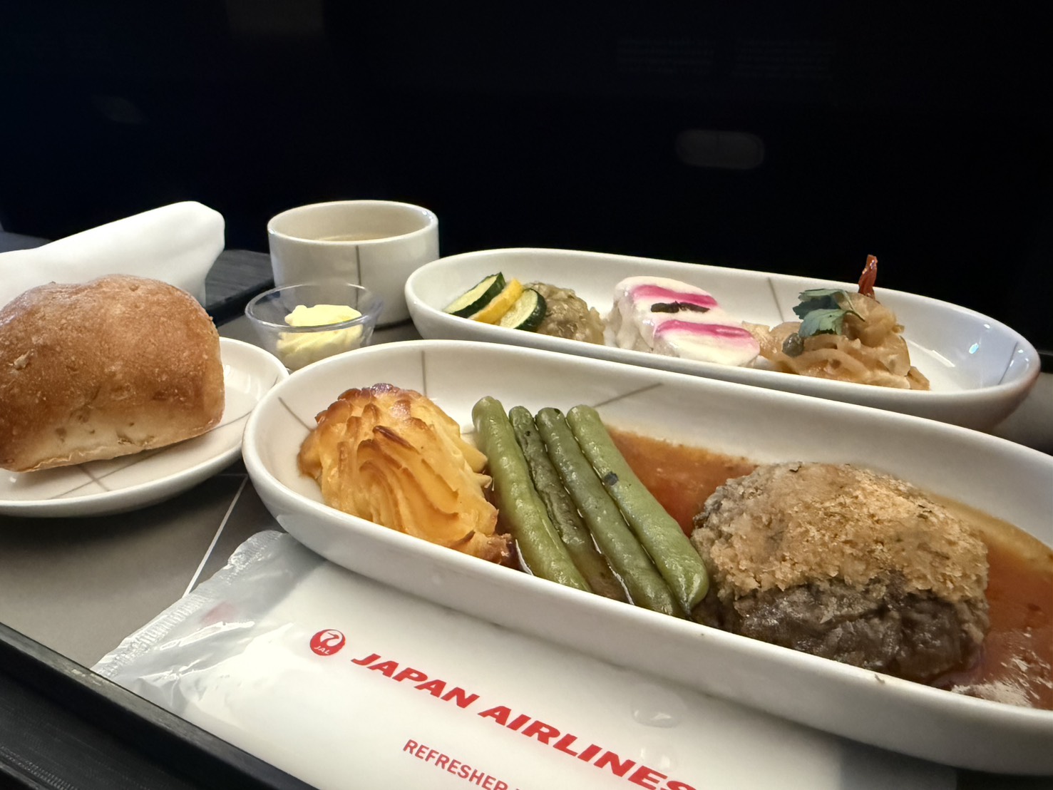 秋元さくらが監修した機内食